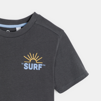 تيشيرت رمادي بأكمام قصيرة مطبوع عليه كلمات من الأمام والظهر للأولاد